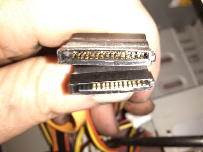 Deformovan SATA konektory.